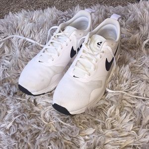 White Nike air max tavas
